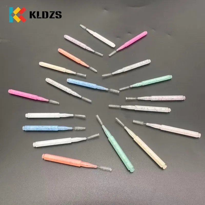 فرشاة كريستال سداسية بين الأسنان